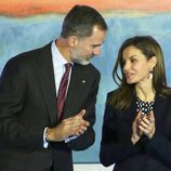 Los Reyes Felipe y Letizia, muy cómplices en la entrega de las Medallas de Oro al Mérito en las Bellas Artes 2016