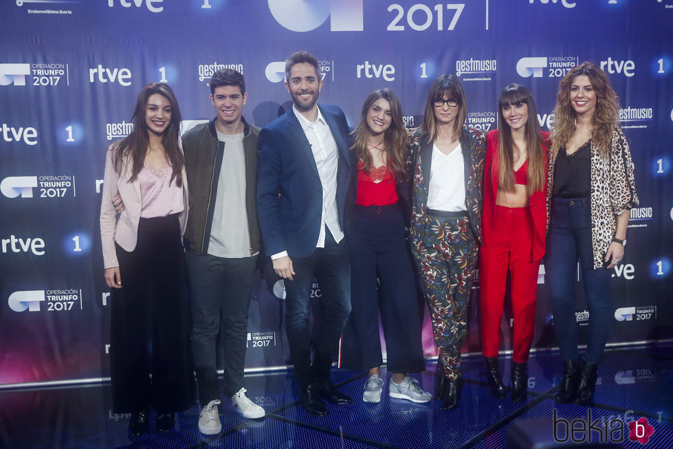 Los finalistas de 'OT 2017' junto a Roberto Leal y Noemí Galera en la rueda de prensa final