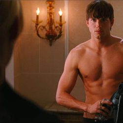 Ashton Kutcher con el torso desnudo en 'Killers'