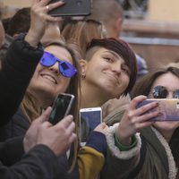 La Reina Letizia haciéndose selfies con unas chicas