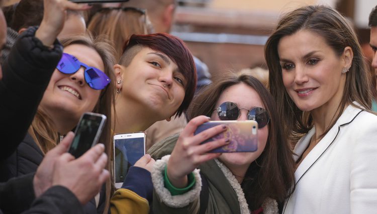 La Reina Letizia haciéndose selfies con unas chicas