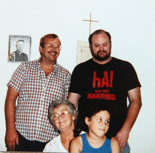 Meghan Markle de niña con su padre, su tío Fred y su abuela Doris Markle