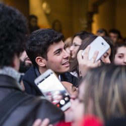 Alfred recibido por sus fans en el Ayuntamiento de Llobregat