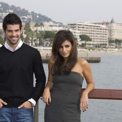 Miguel Ángel Muñoz y Mónica Cruz posando muy sonrientes en Cannes