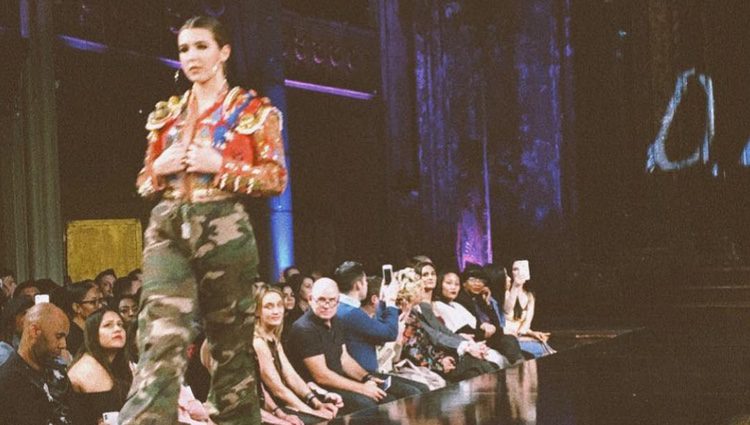 Alba Díaz desfilando en la pasarela de la New York Fashion Week