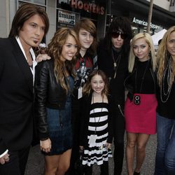 La familia Cyrus en la premiere de la película 'Hannah Montana' en Los Ángeles