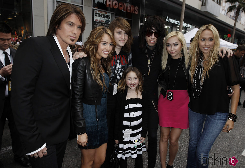 La familia Cyrus en la premiere de la película 'Hannah Montana' en Los Ángeles