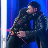 Cepeda y Aitana se abrazan tras su actuación en la fiesta final de 'OT 2017'