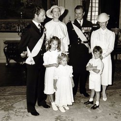 Margarita y Enrique de Dinamarca con los Reyes de Suecia y sus hijos Victoria, Carlos Felipe y Magdalena