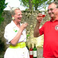 Margarita y Enrique de Dinamarca brindando con vino en Francia