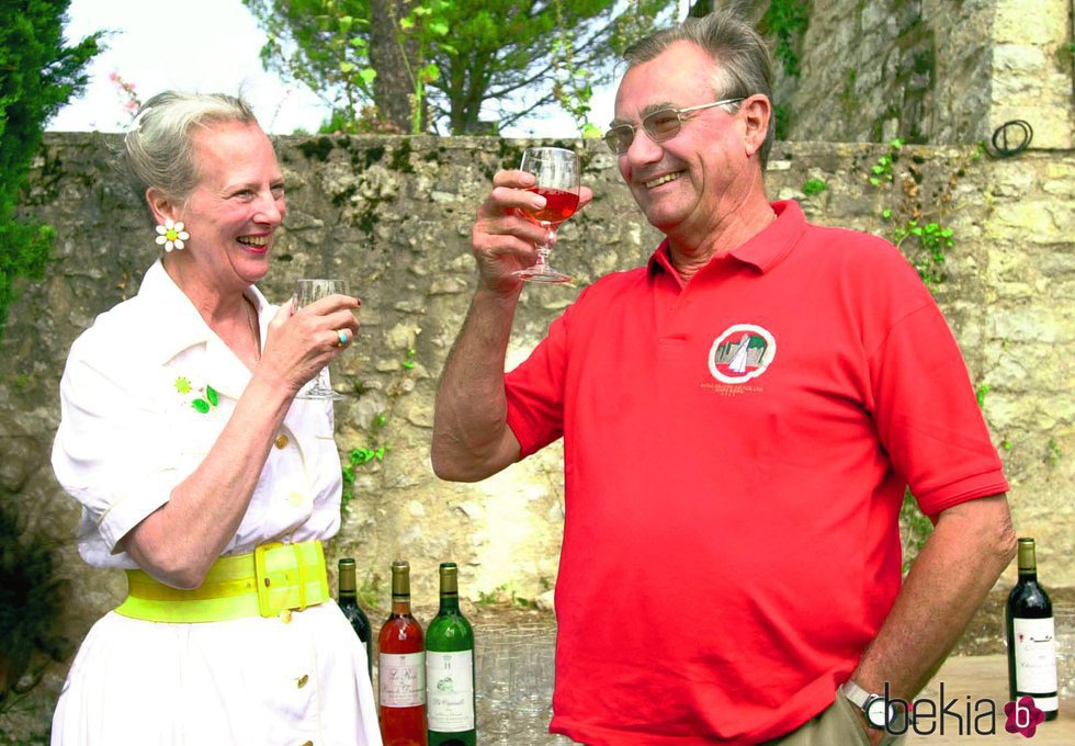 Margarita y Enrique de Dinamarca brindando con vino en Francia