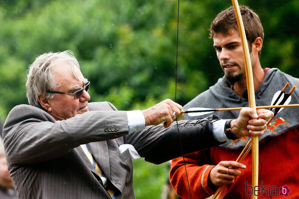 Enrique de Dinamarca practicando tiro con arco