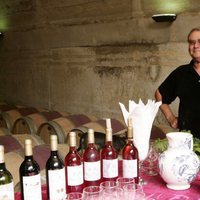 Enrique de Dinamarca con botellas de vino producidas en sus viñedos franceses
