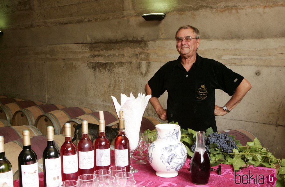 Enrique de Dinamarca con botellas de vino producidas en sus viñedos franceses