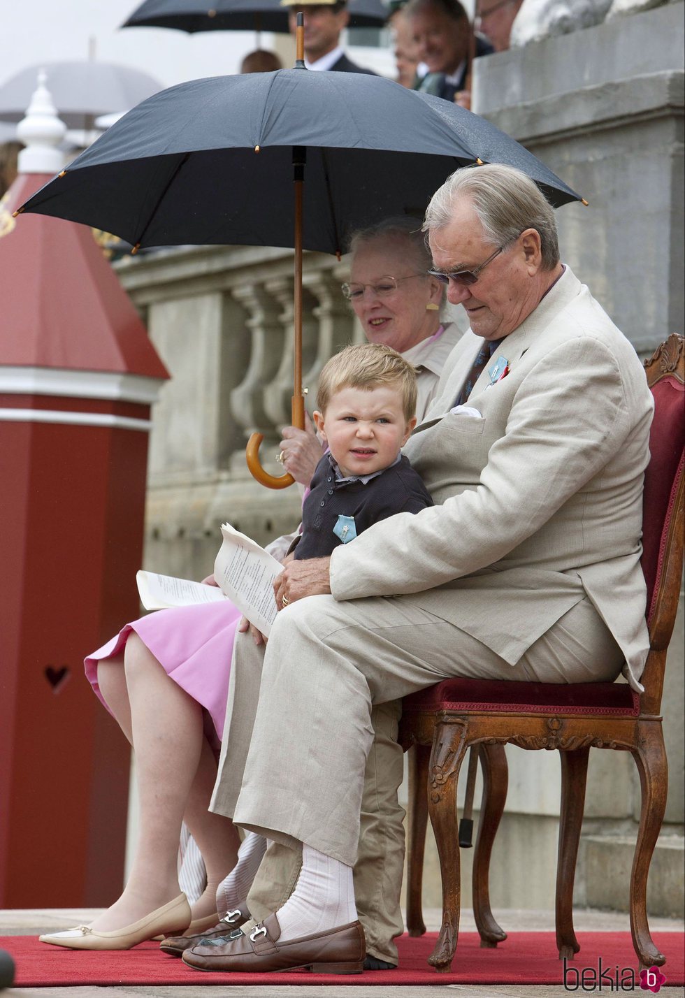 Enrique de Dinamarca con la Reina Margarita y el Príncipe Christian en su 75 cumpleaños