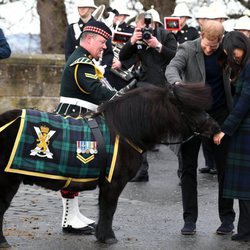 El Príncipe Harry y Meghan Markle acariciando a un poni en Edimburgo