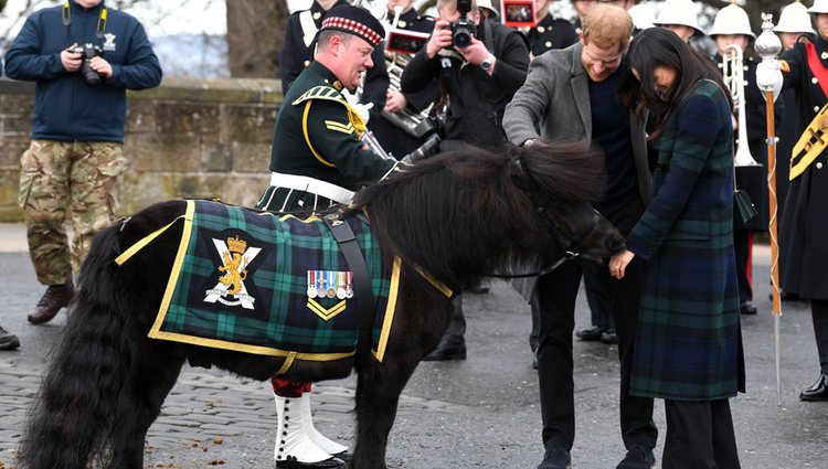 El Príncipe Harry y Meghan Markle acariciando a un poni en Edimburgo