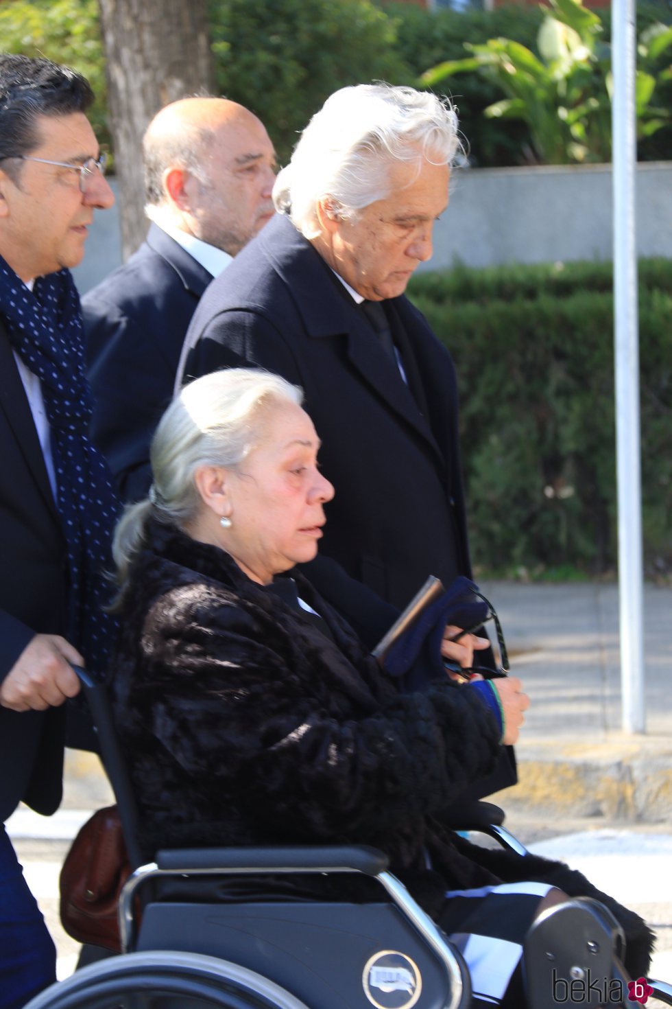 Chiquetete de la mano de Carmen Gahona en el funeral de Manuela Pantoja