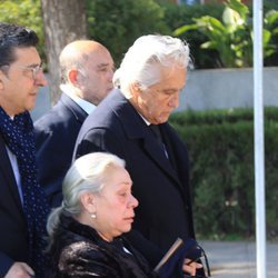 Chiquetete de la mano de Carmen Gahona en el funeral de Manuela Pantoja