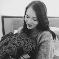 Andrea Duro con un ramo de rosas en San Valentín 2018