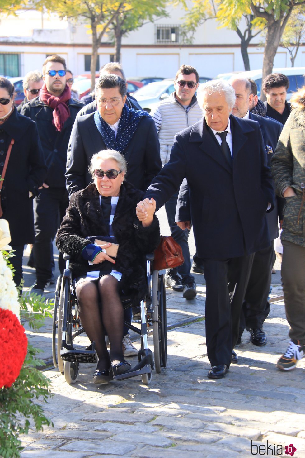 Carmen Gahona y Chiquetete de la mano en el funeral de Manuela Pantoja