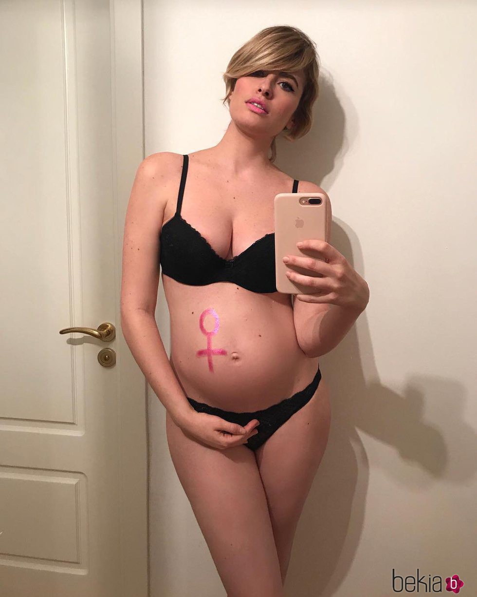 Adriana Abenia posa en ropa interior para confirmar el sexo del bebé que espera