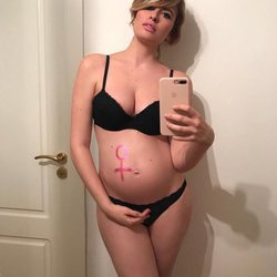 Adriana Abenia posa en ropa interior para confirmar el sexo del bebé que espera