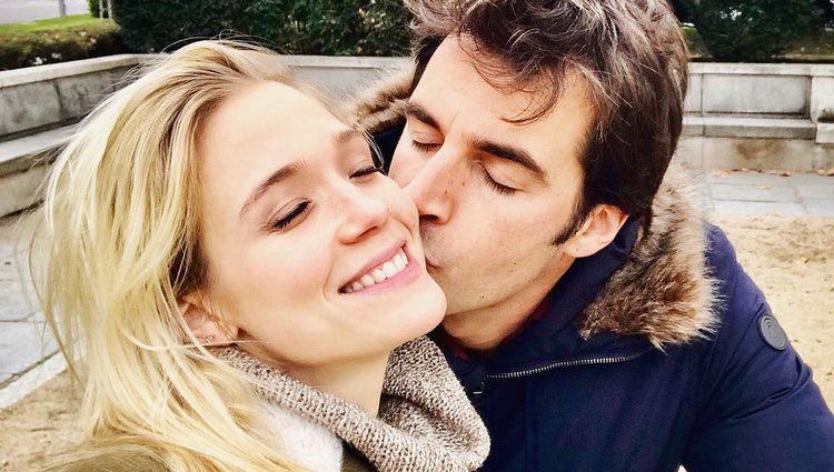 Álex Adróver dando un beso a Patricia Montero en San Valentín 2018
