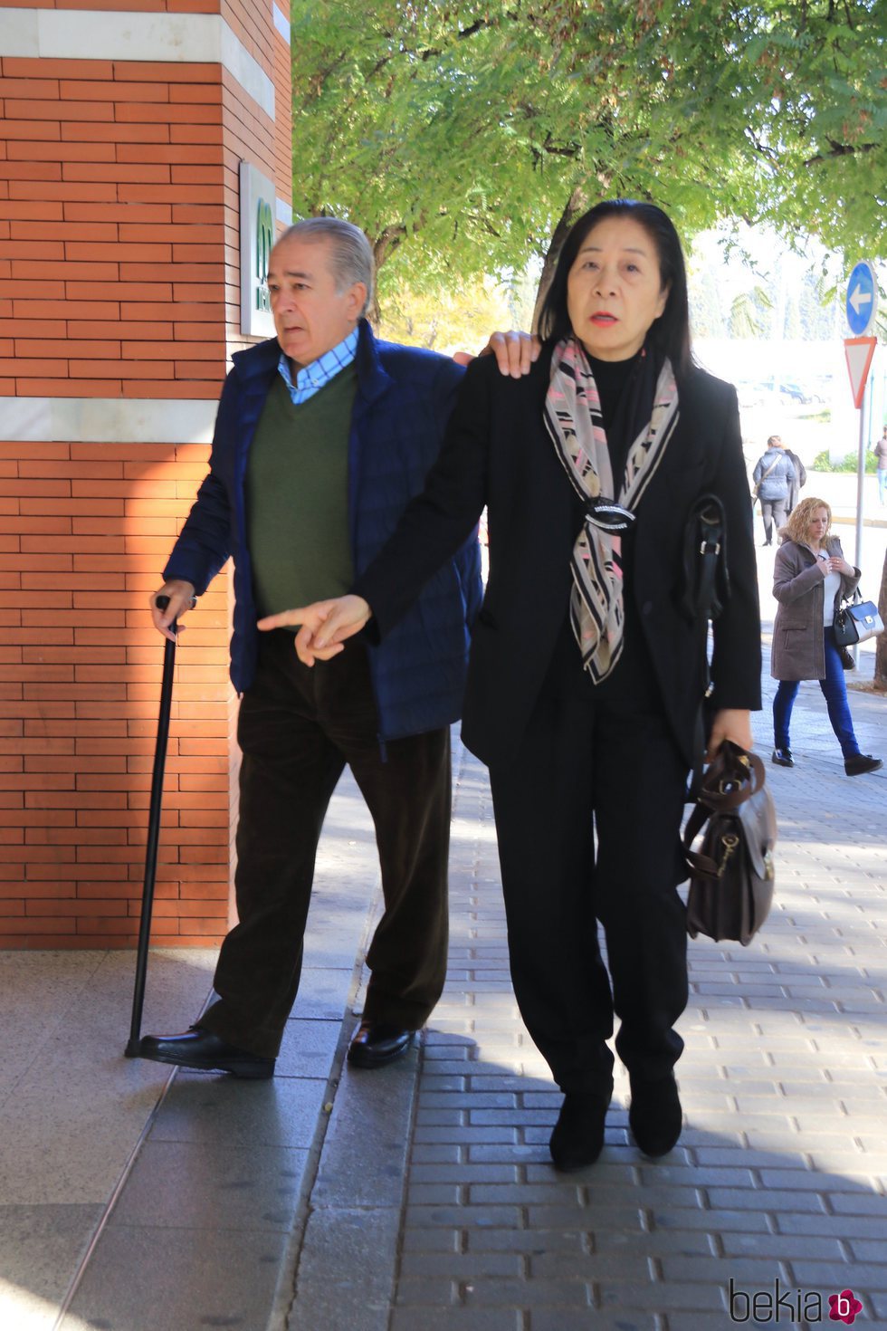 Bernardo Pantoja con su pareja llegando al entierro de Manuela Pantoja