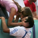 Novak Djokovic besando a su mujer Jelena Ristic tras un partido