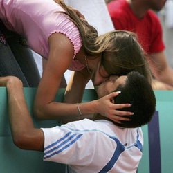 Novak Djokovic besando a su mujer Jelena Ristic tras un partido