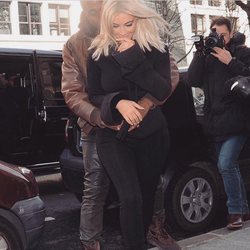Kanye West besando con ternura a Kim Kardashian a su llegada a un acto