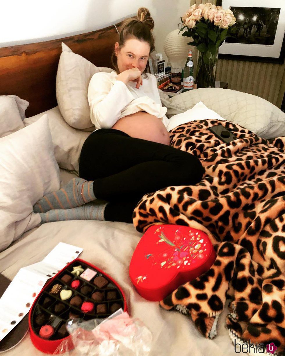 Behati Prinsloo presumiendo de embarazo y de su regalo de San Valentín 2018