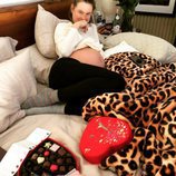 Behati Prinsloo presumiendo de embarazo y de su regalo de San Valentín 2018