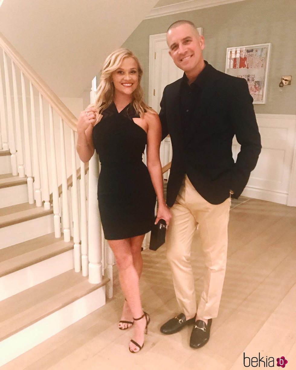 Reese Witherspoon y Jim Toth posando muy elegantes antes de salir de casa
