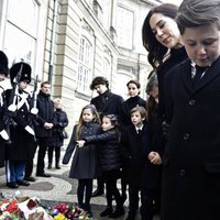 La Familia Real Danesa contempla los homenajes a Enrique de Dinamarca en Amalienborg