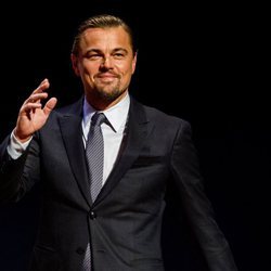 Leonardo DiCaprio saluda sonriente en la Goed Geld Gala 2018