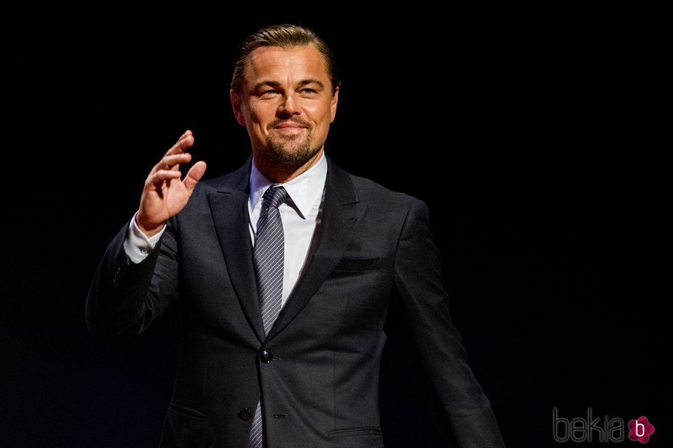 Leonardo DiCaprio saluda sonriente en la Goed Geld Gala 2018