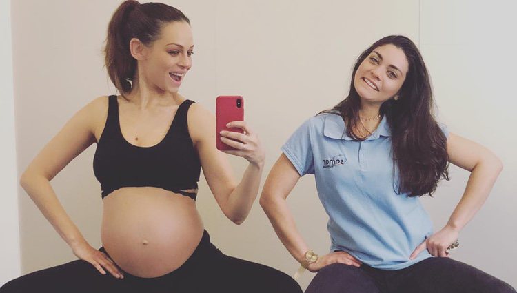 Eva González presume de tripita de embaraza al lado de su fisioterapeuta