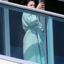 Eva Longoria en un balcón presumiendo de embarazo