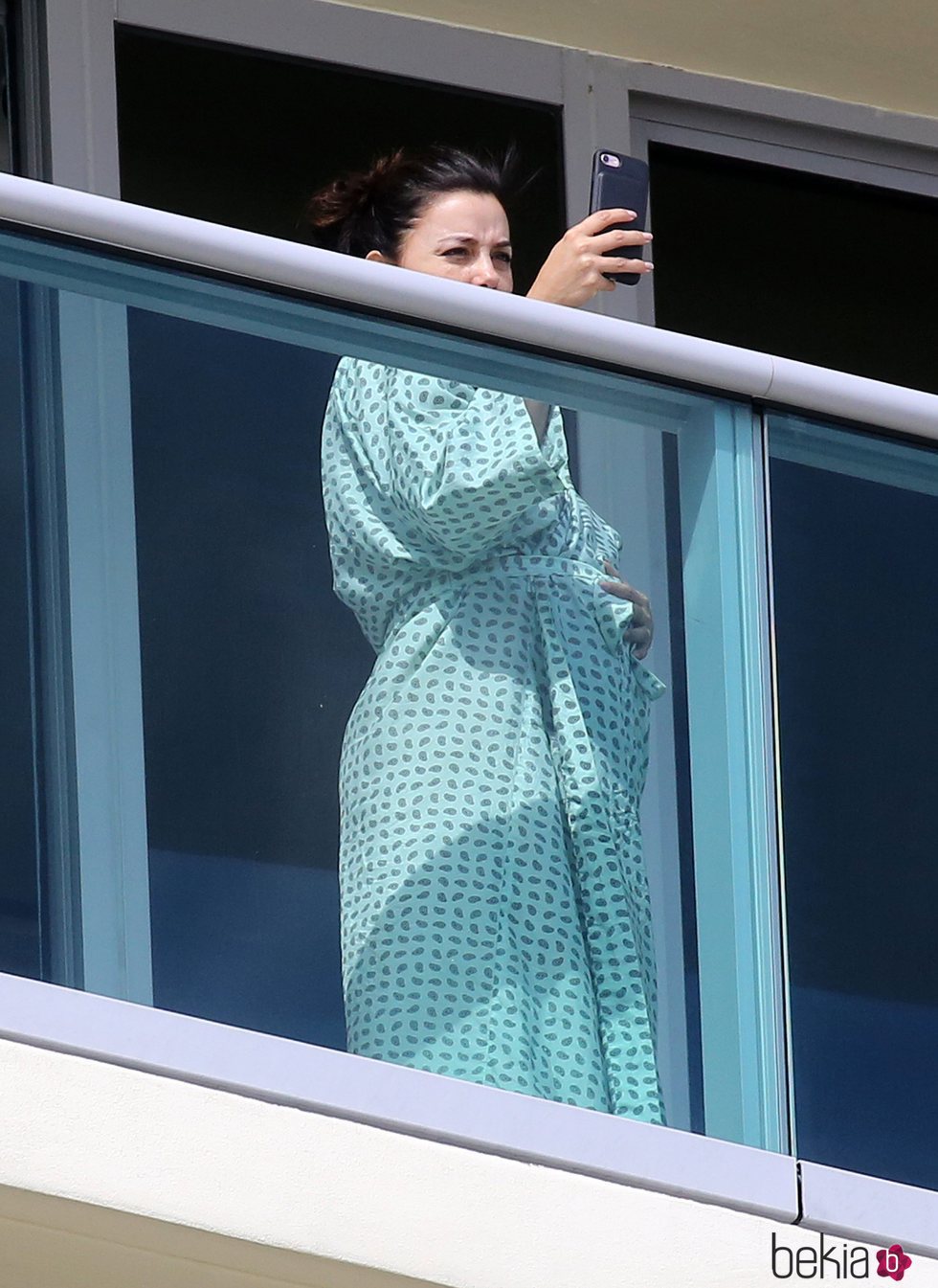 Eva Longoria en un balcón presumiendo de embarazo
