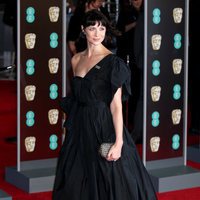 Caitriona Balfe en la alfombra roja de los Premios BAFTA 2018