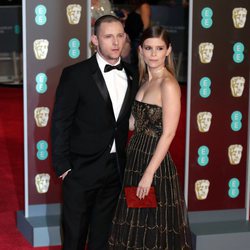 Jamie Bell y Kate Mara en la alfombra roja de los Premios BAFTA 2018