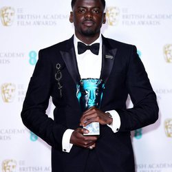 Daniel Kaluuya posando con su premio a Estrella Emergente de los BAFTA 2018