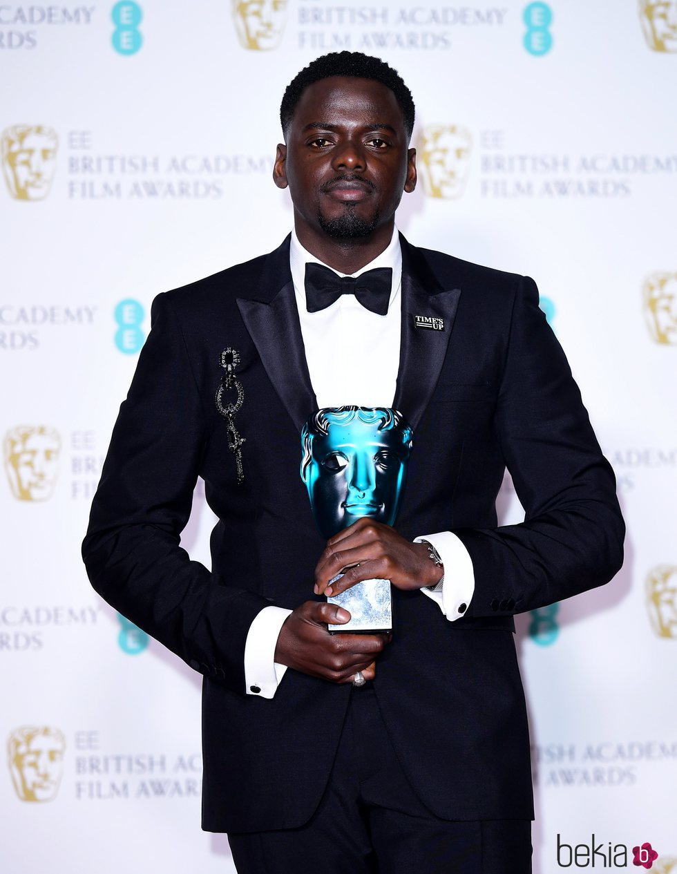 Daniel Kaluuya posando con su premio a Estrella Emergente de los BAFTA 2018