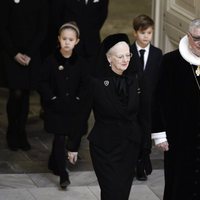 Margarita de Dinamarca y sus nietos Vicente y Josefina en el funeral de Enrique de Dinamarca