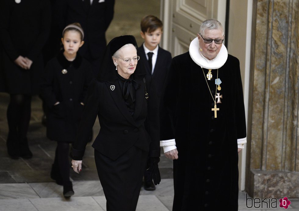 Margarita de Dinamarca y sus nietos Vicente y Josefina en el funeral de Enrique de Dinamarca