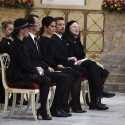 Margarita de Dinamarca con sus hijos y sus nueras en el funeral de Enrique de Dinamarca
