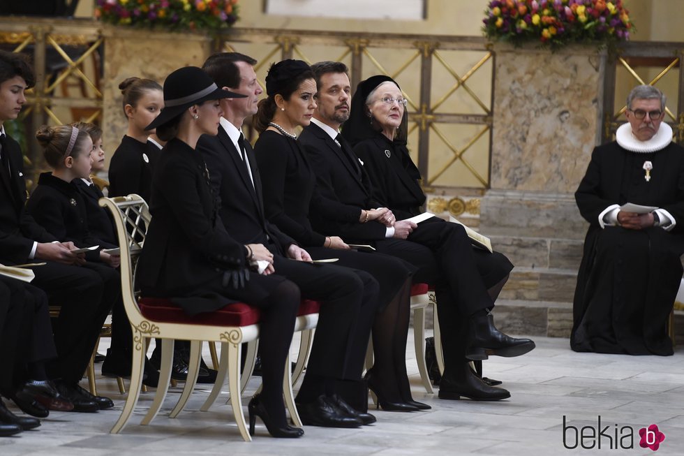 Margarita de Dinamarca con sus hijos y sus nueras en el funeral de Enrique de Dinamarca