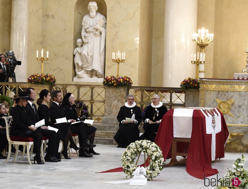 La Familia Real Danesa ante el cuerpo de Enrique de Dinamarca en su funeral